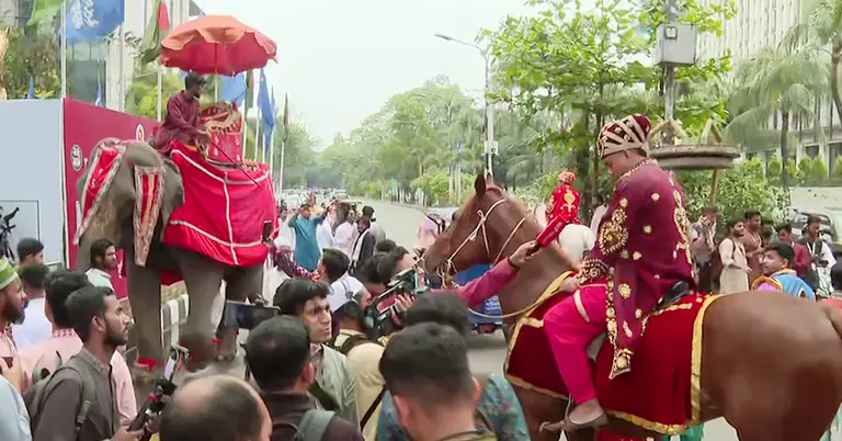ঈদ উৎসবে বর্ণাঢ্য আনন্দ মিছিল